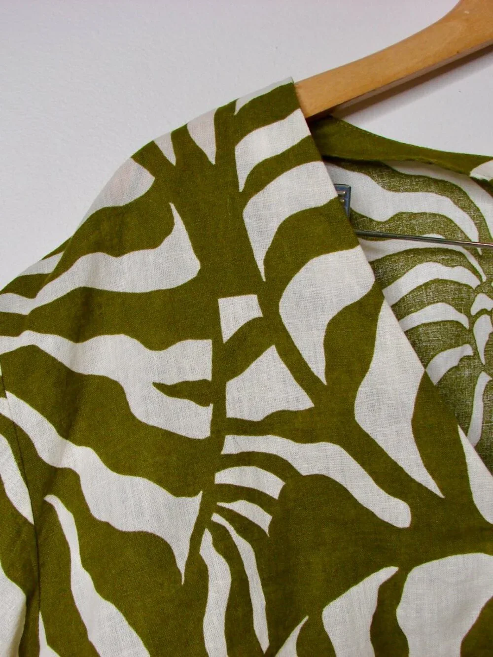 H&M Linen Blend Green White Tie Front Blouse Tropical Summer NEW NWT Large - Picture 7 of 13